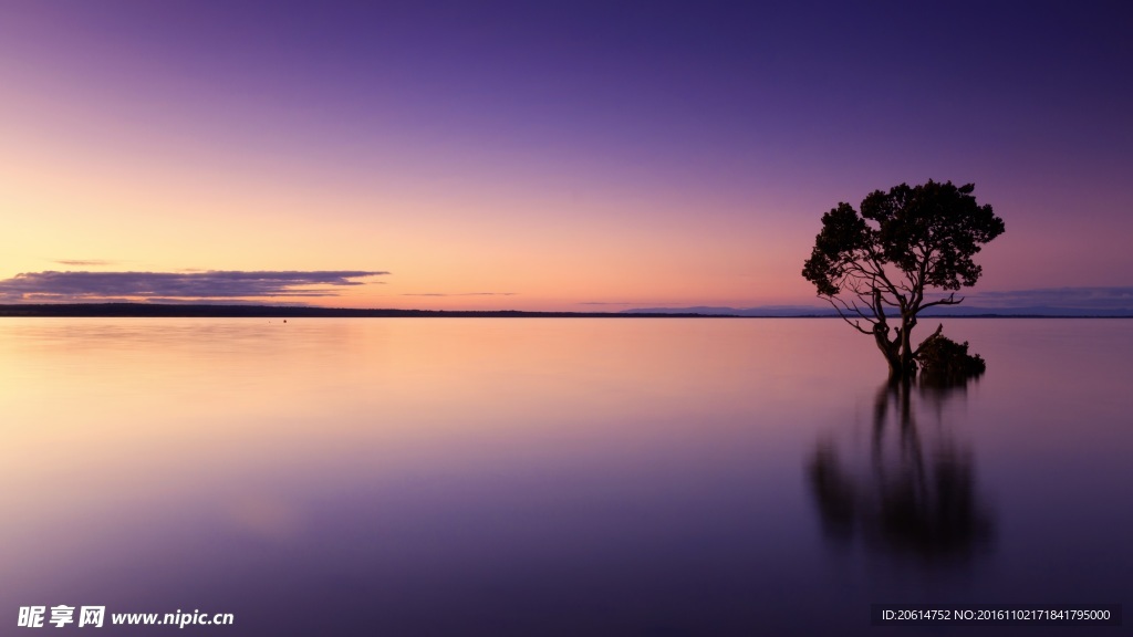 夕阳下的湖面美景
