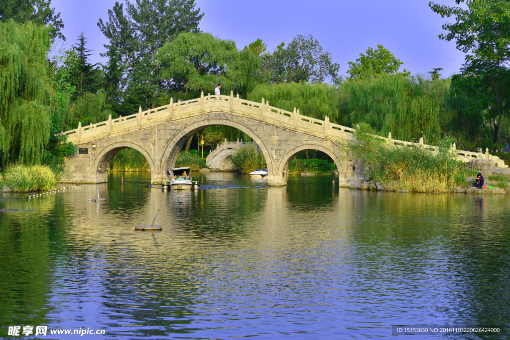 石拱桥  石桥  公园  湖水