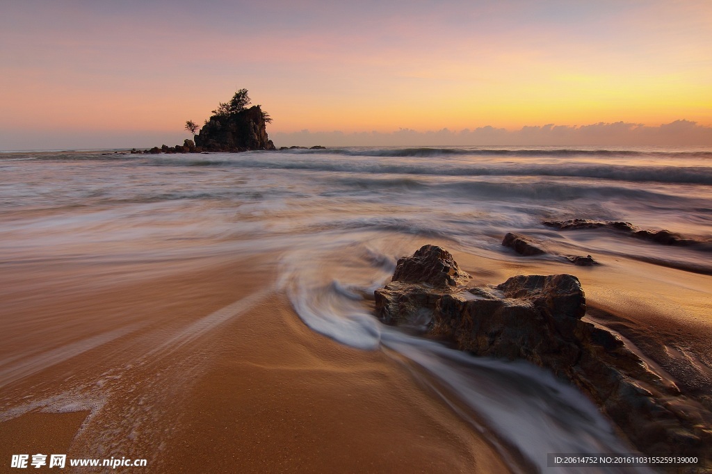 夕阳下的海滩美景
