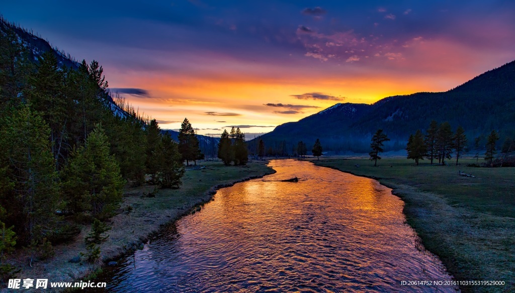 夕阳下的河道美景