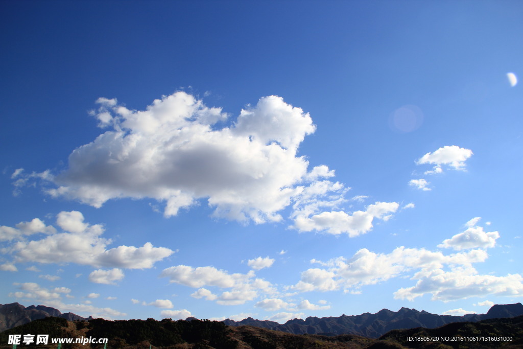 蓝天白云大山风景