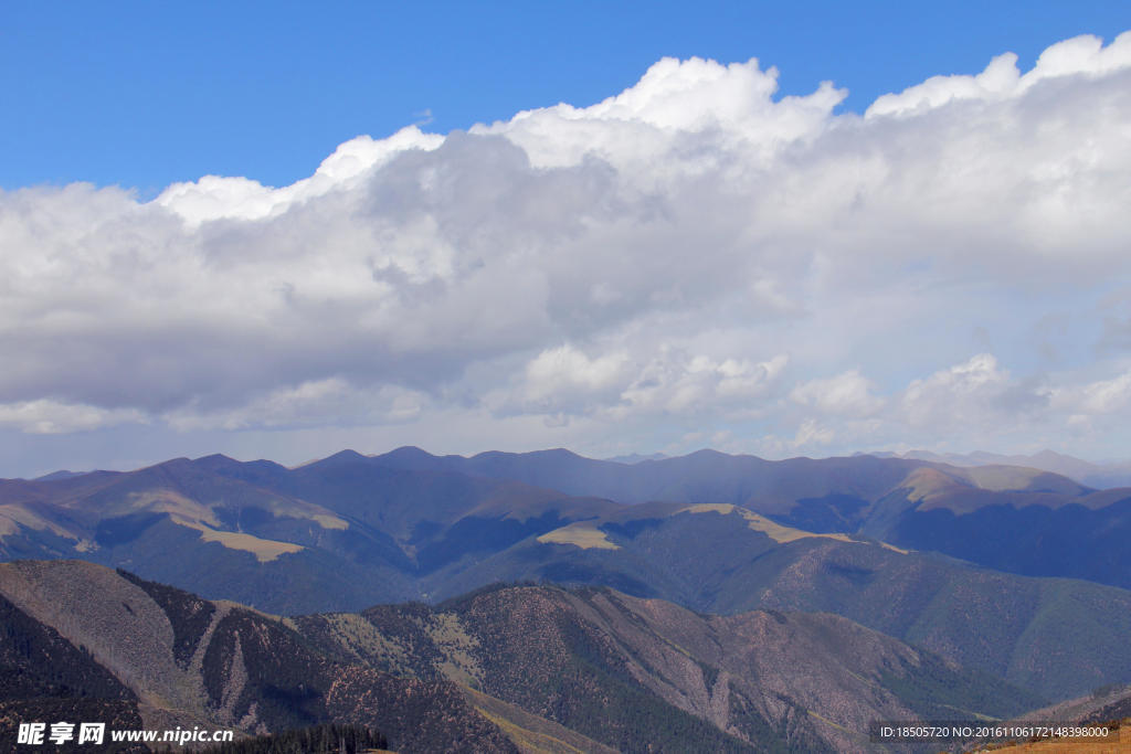 蓝天白云大山风景