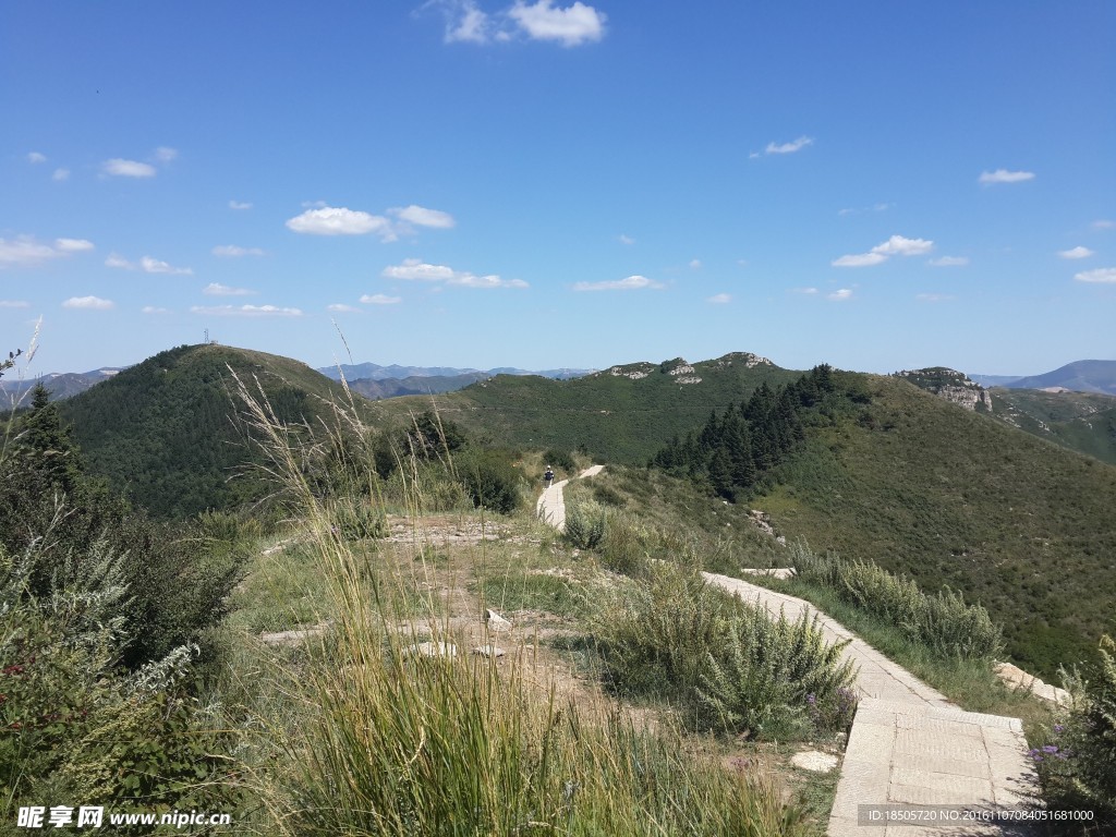 蓝天白云大山景色