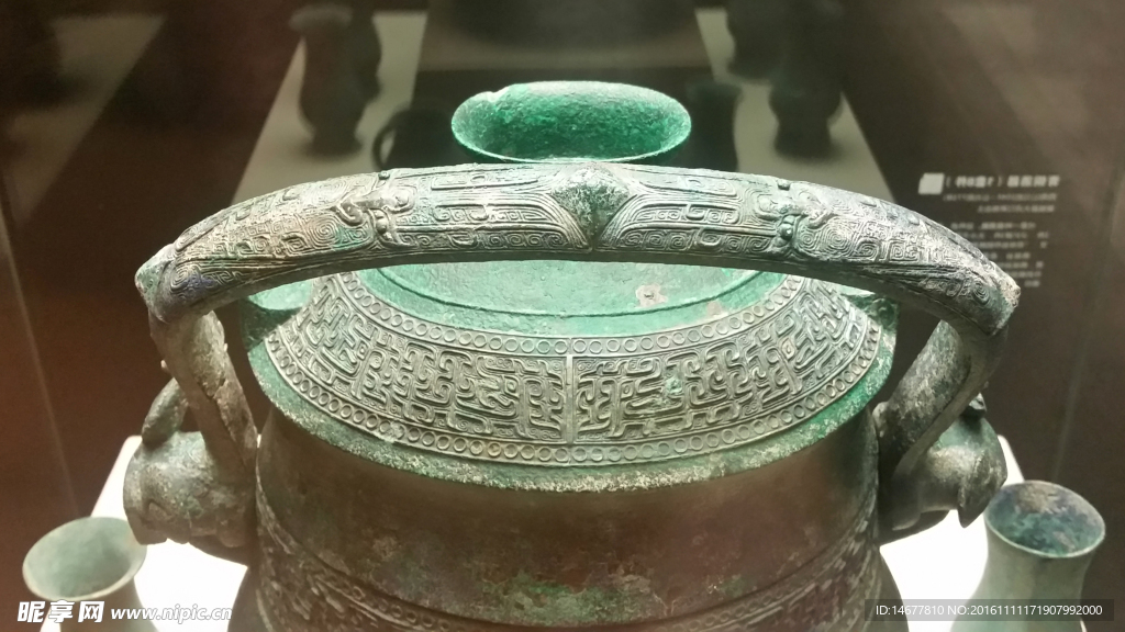 小河口墓地出土提梁卣细节