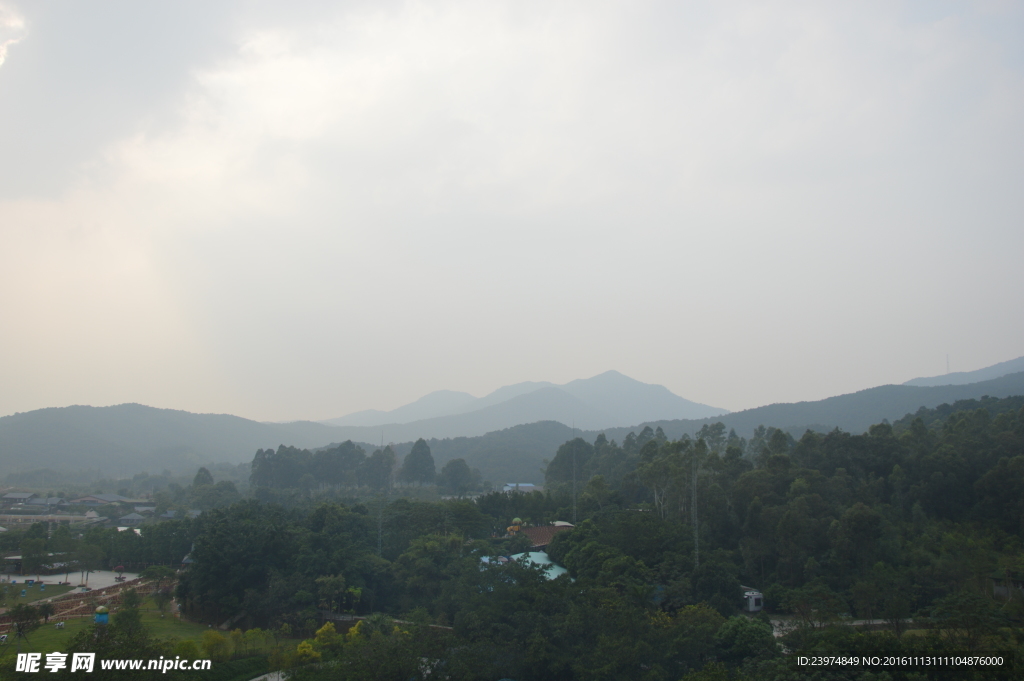 山村风景雨后天空