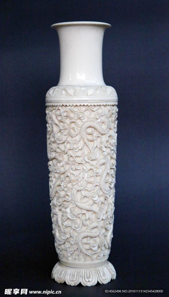雕花白瓷瓶