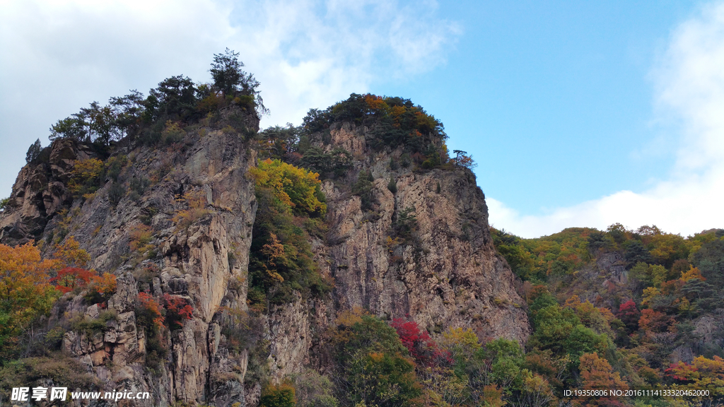 秋天彩色的山峰