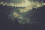 烟雾缭绕的山岭