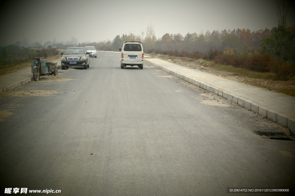 道路上行驶的汽车