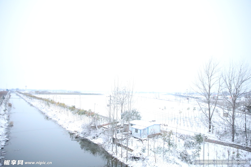 河边雪景