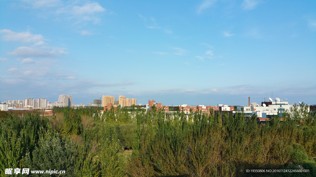 城市上空的蓝天