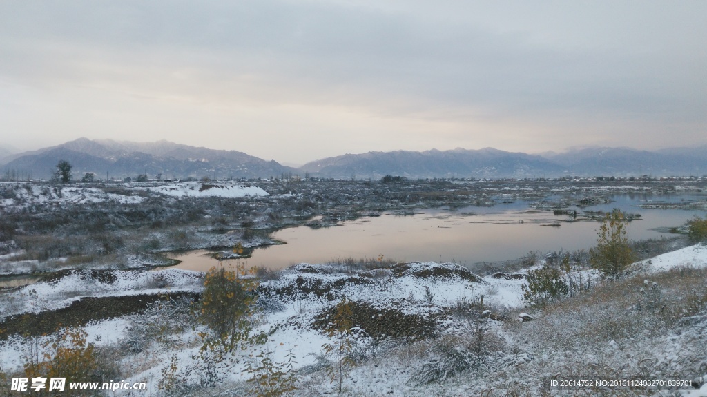 河道雪景