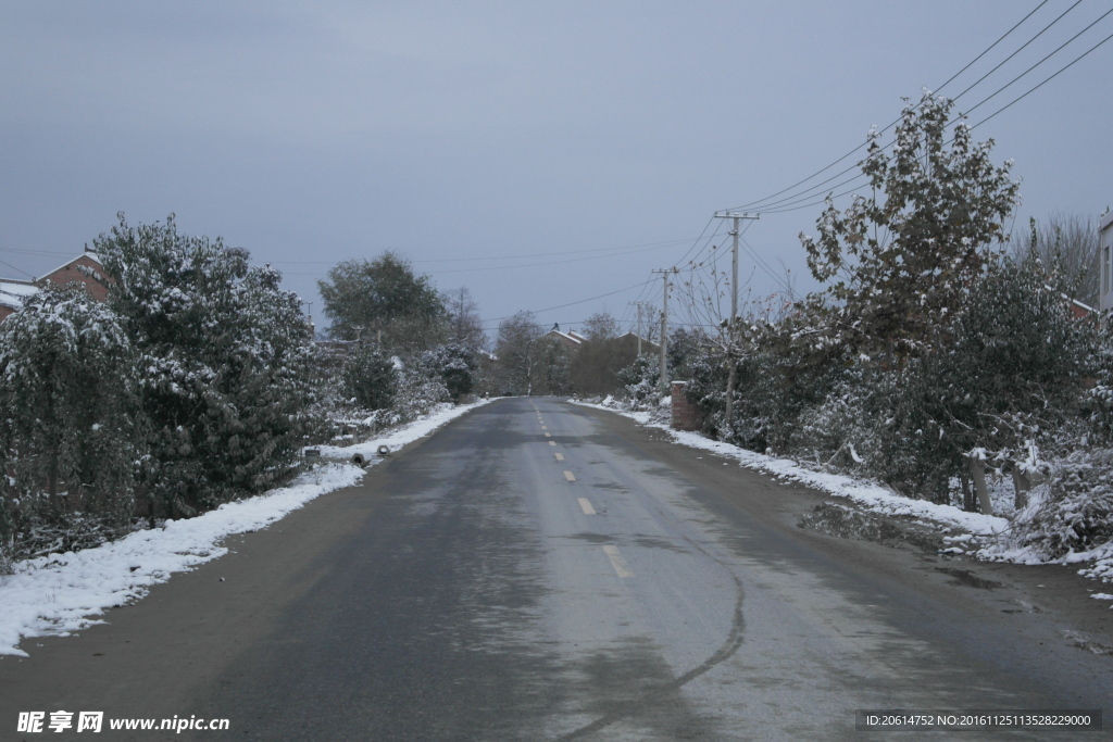 下雪天的道路