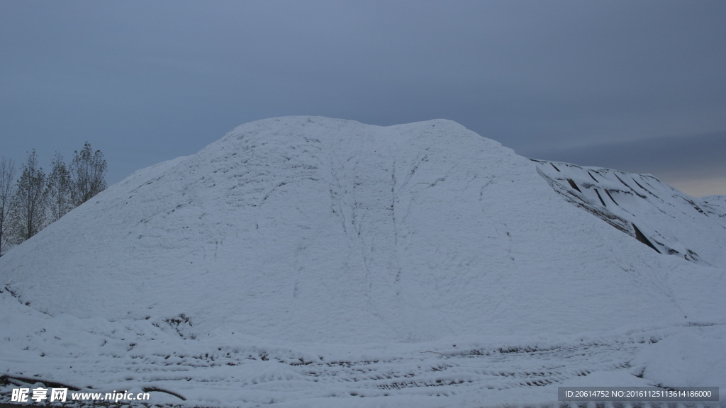 大雪覆盖的小山丘