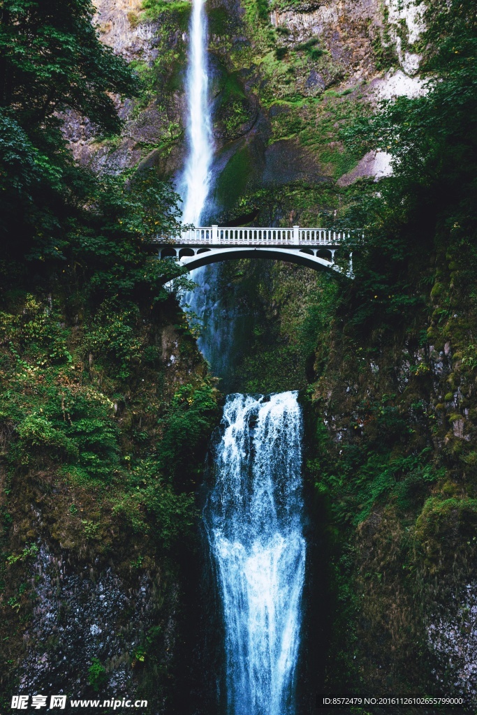 山上瀑布流水