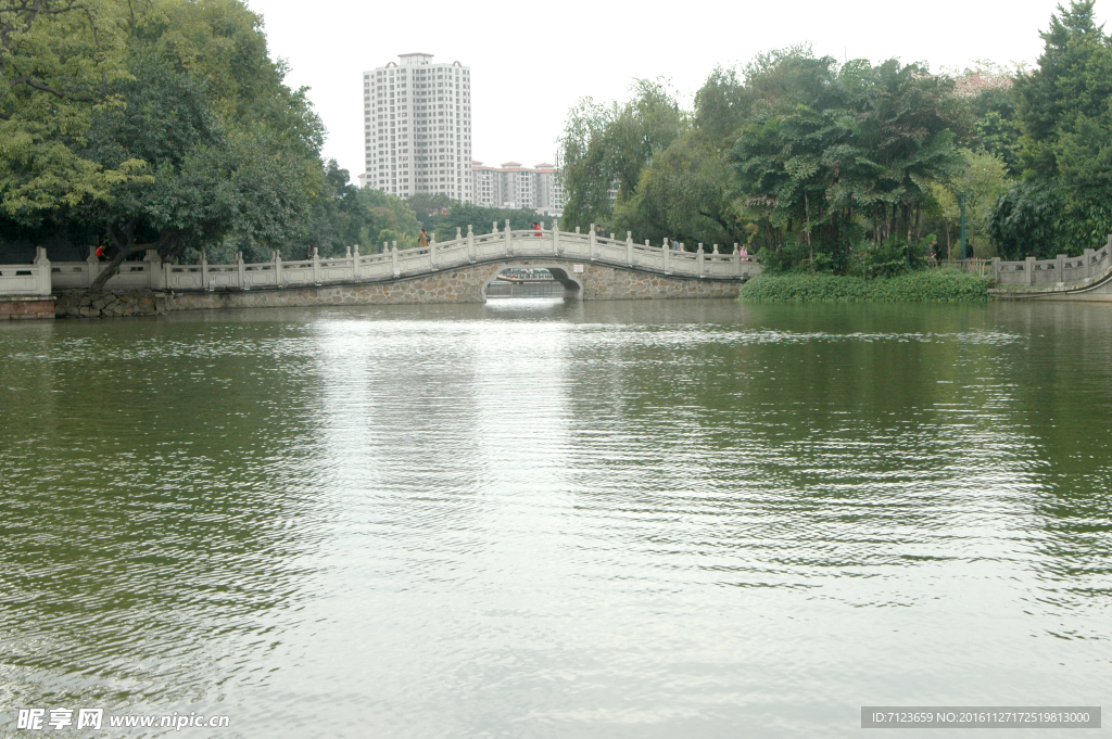 湖边湖水