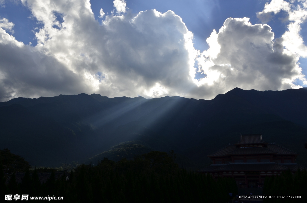 云南大理苍山云山和光