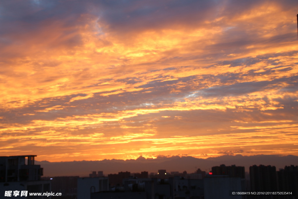 晚间红霞天空