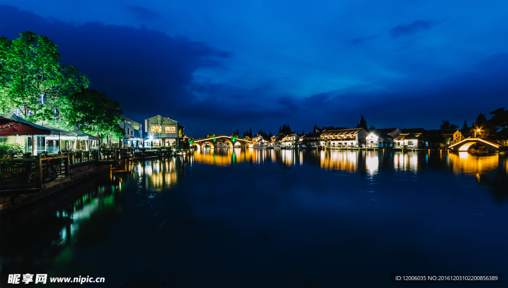 江南水乡古镇朱家角夜景