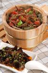 干豆角烧肉木桶蒸饭与凉拌木耳