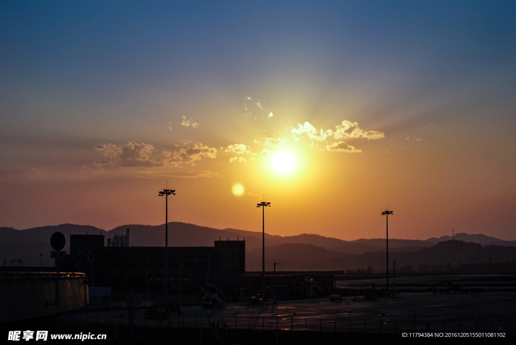 机场夕阳