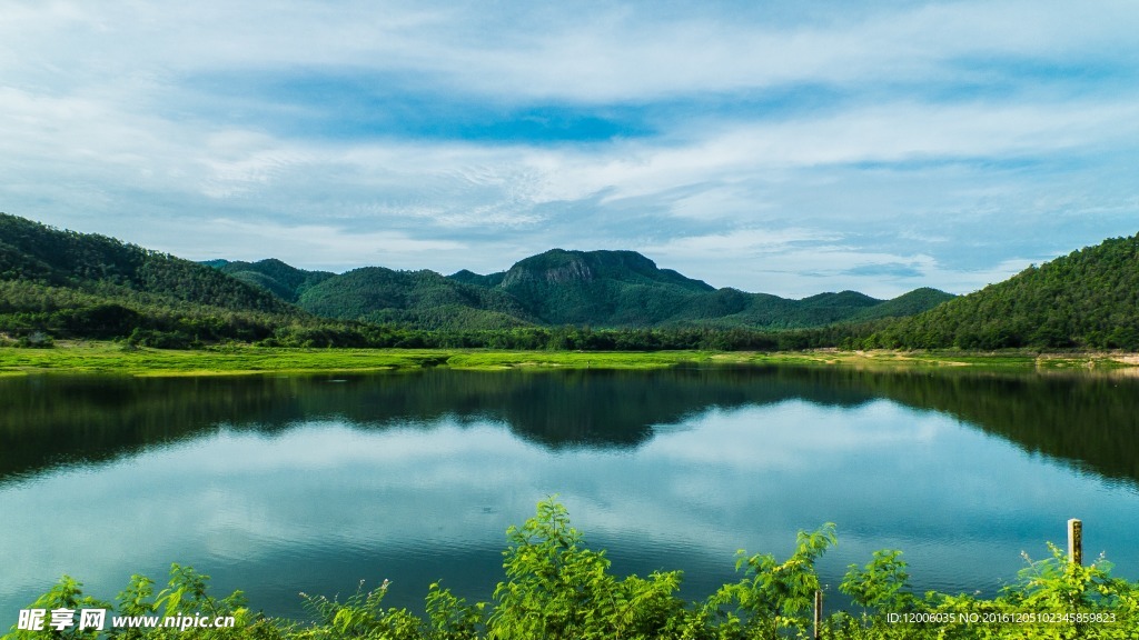 平静的大湖面