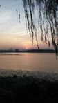 晚霞照应下的湖景