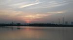 晚霞照应下的湖景