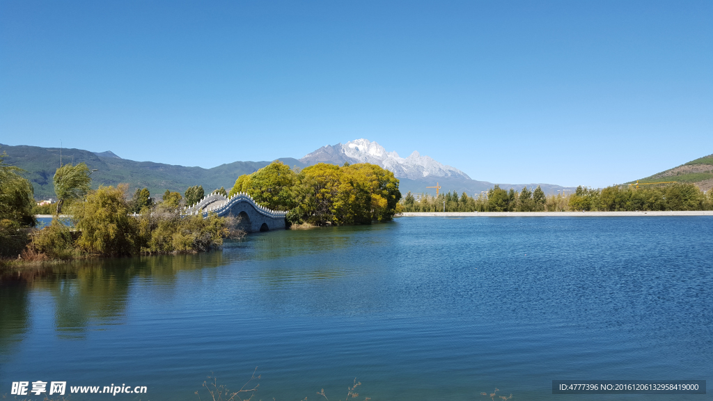 雪山下的湖水