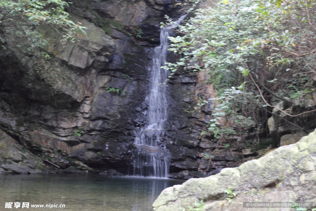 山中水瀑