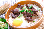 窝蛋牛肉蒸饭