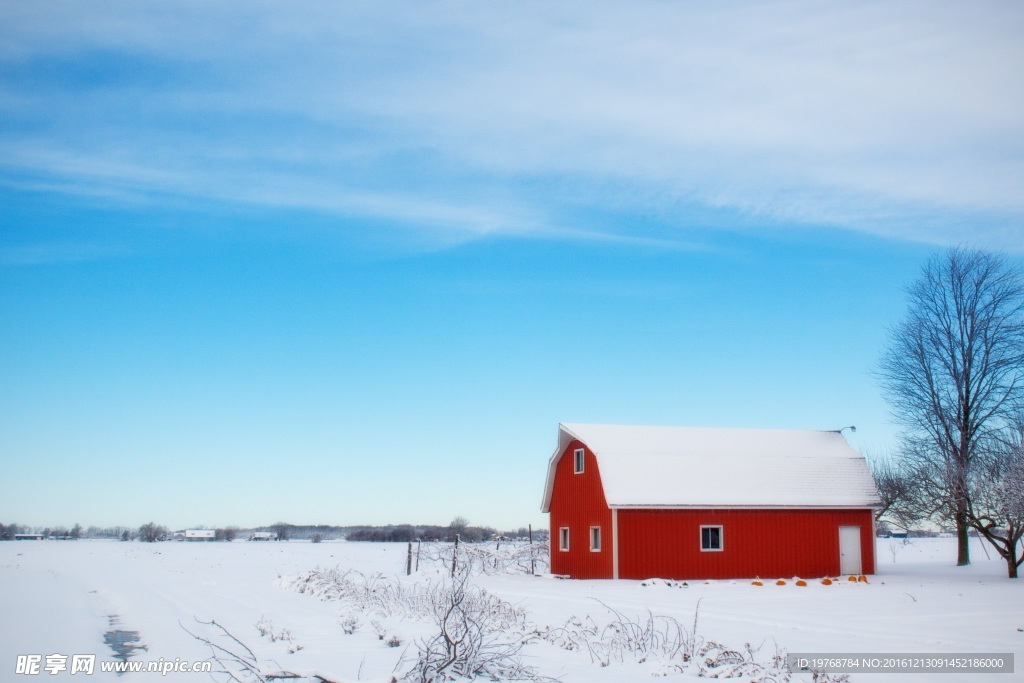 冬天蓝天下的小屋