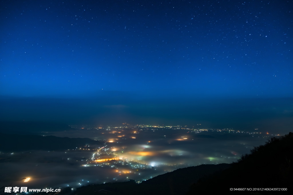 星空下的城市夜景图片