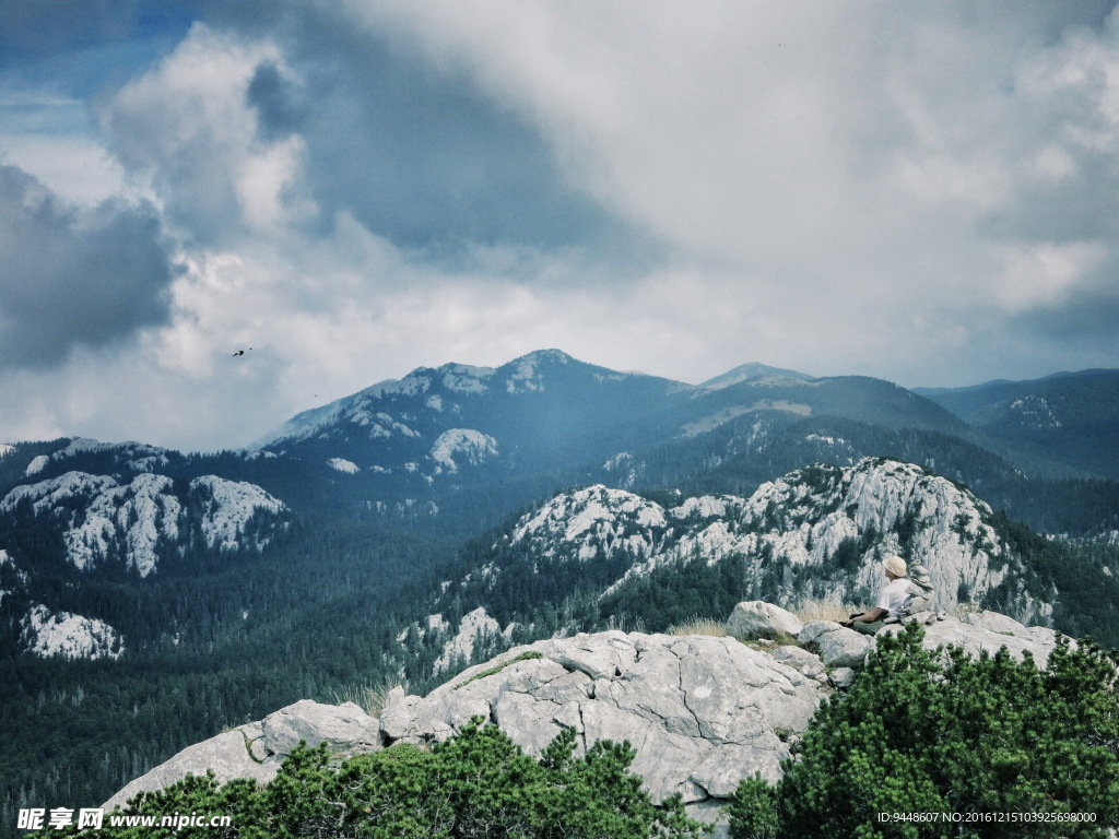 险峻山脉图片