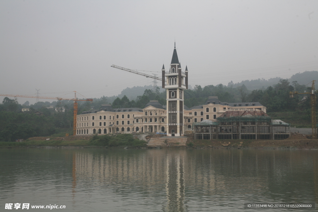 在建的河边建筑