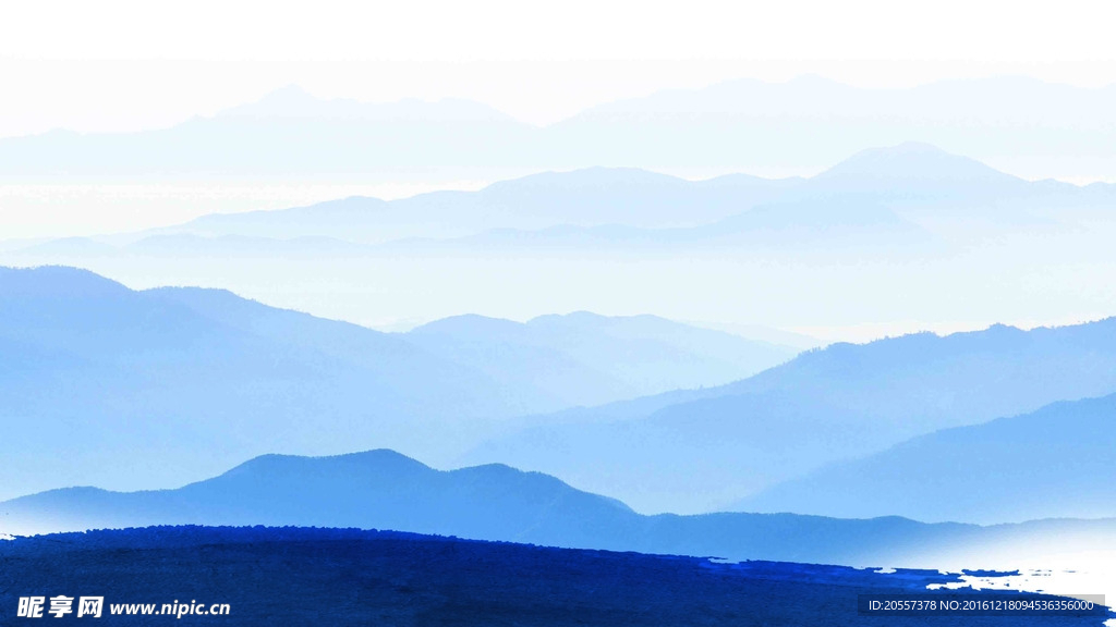 云雾缭绕的深蓝大山