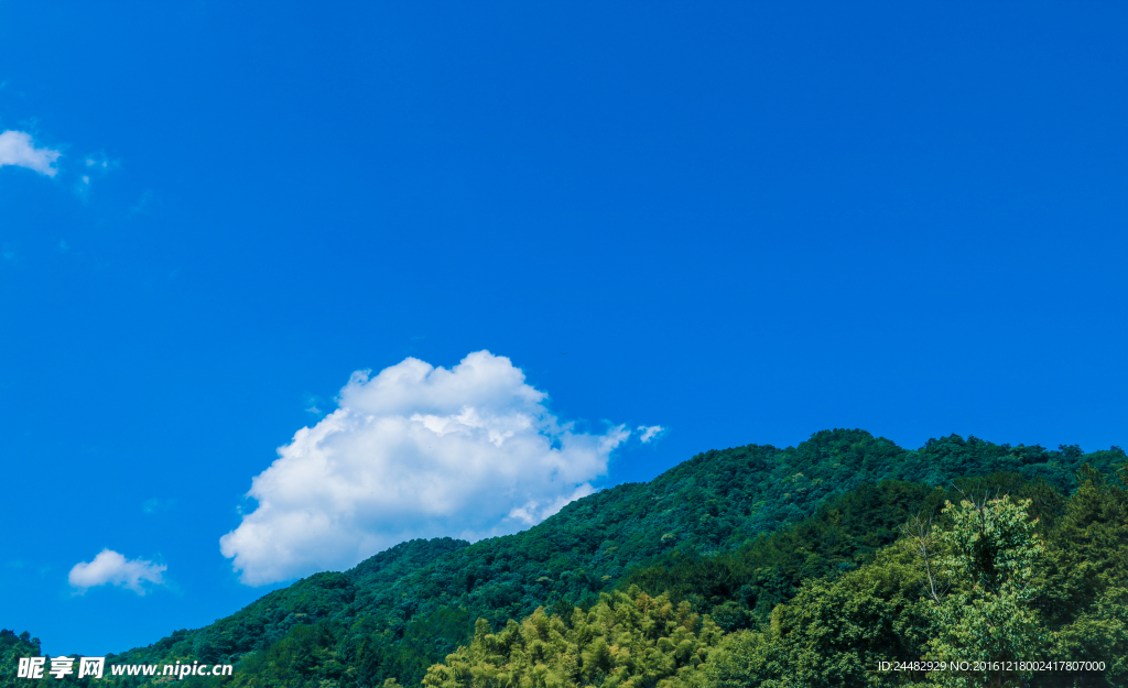 天堂寨蓝天白云青山