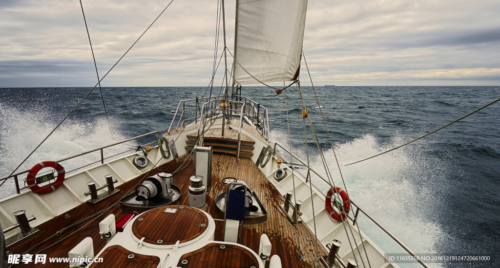 在海上行驶的帆船高清图片