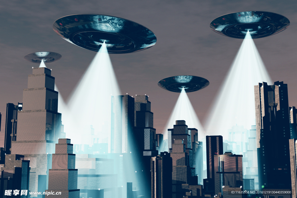 UFO飞行在城市上空高清图片
