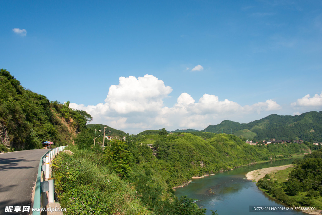 蓝天白云青山绿水