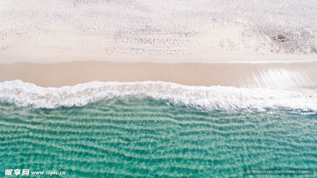 海滩上的浪花