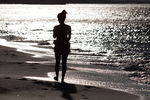 海边美女剪影