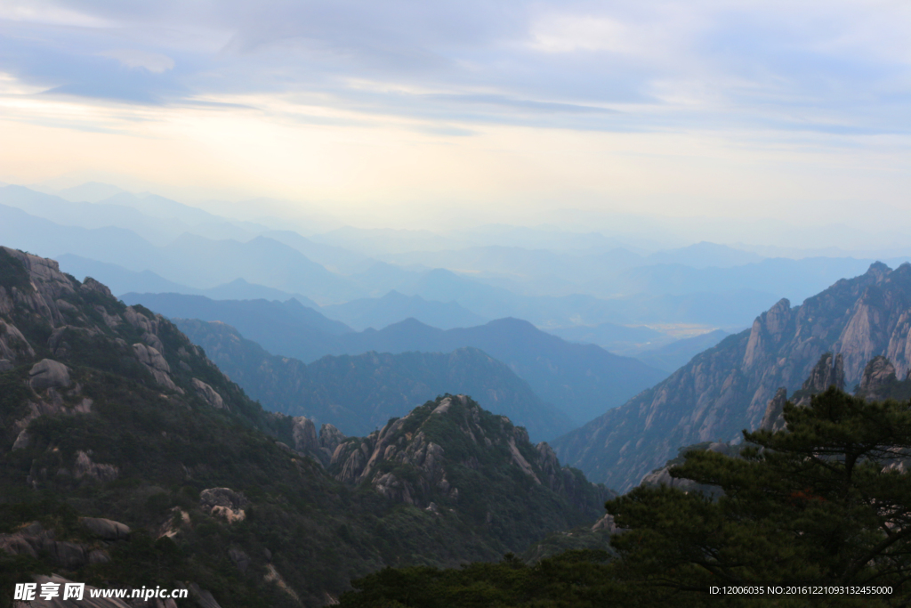 高耸入云的山峰