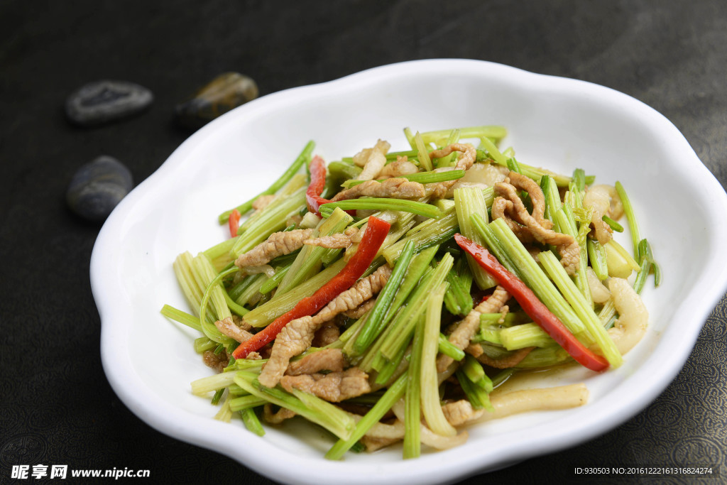 农家土芹菜炒肉丝