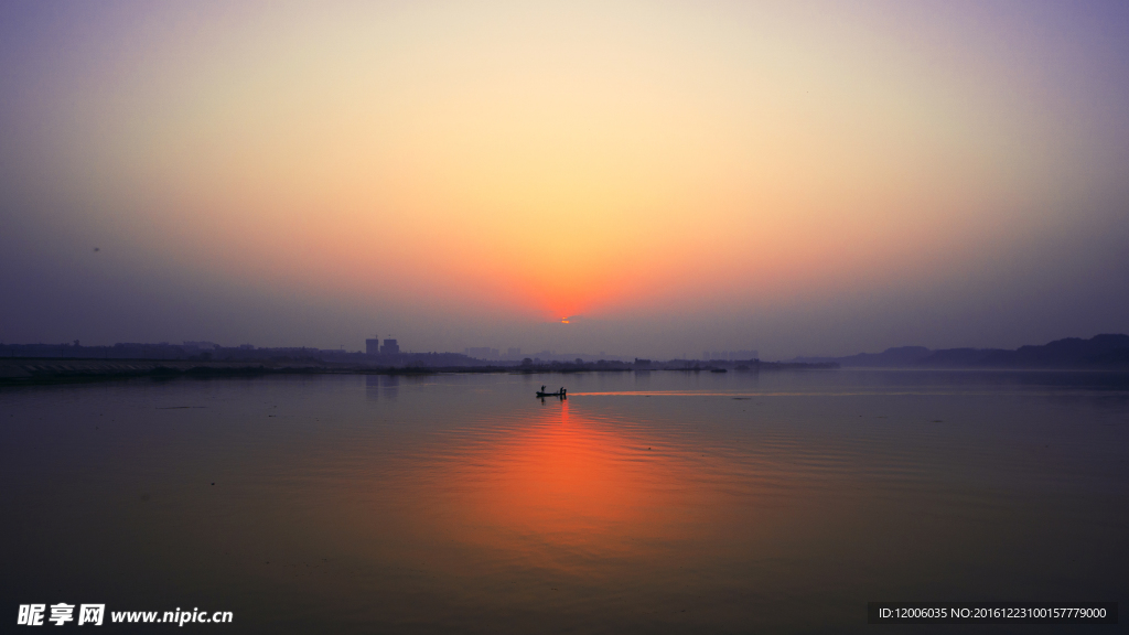 江面和夕阳