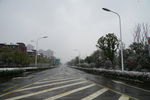 在雪路上