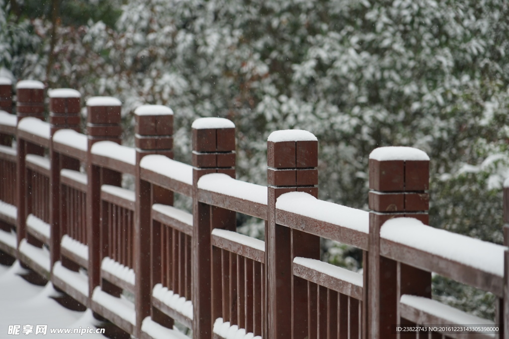 桥上积雪