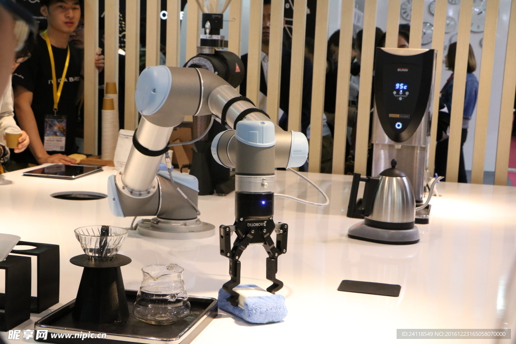 单臂机器人冲咖啡
