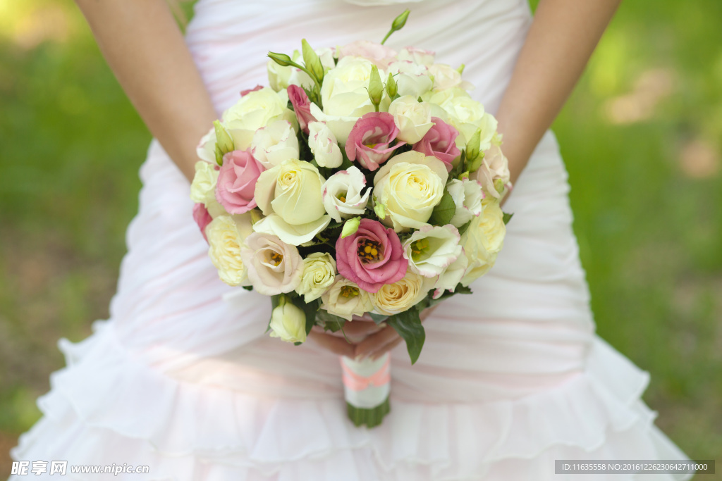 手拿鲜花的美丽新娘高清图片