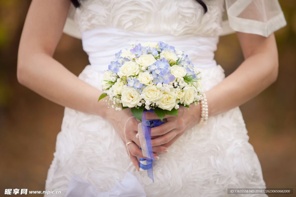手拿鲜花的美丽新娘高清图片
